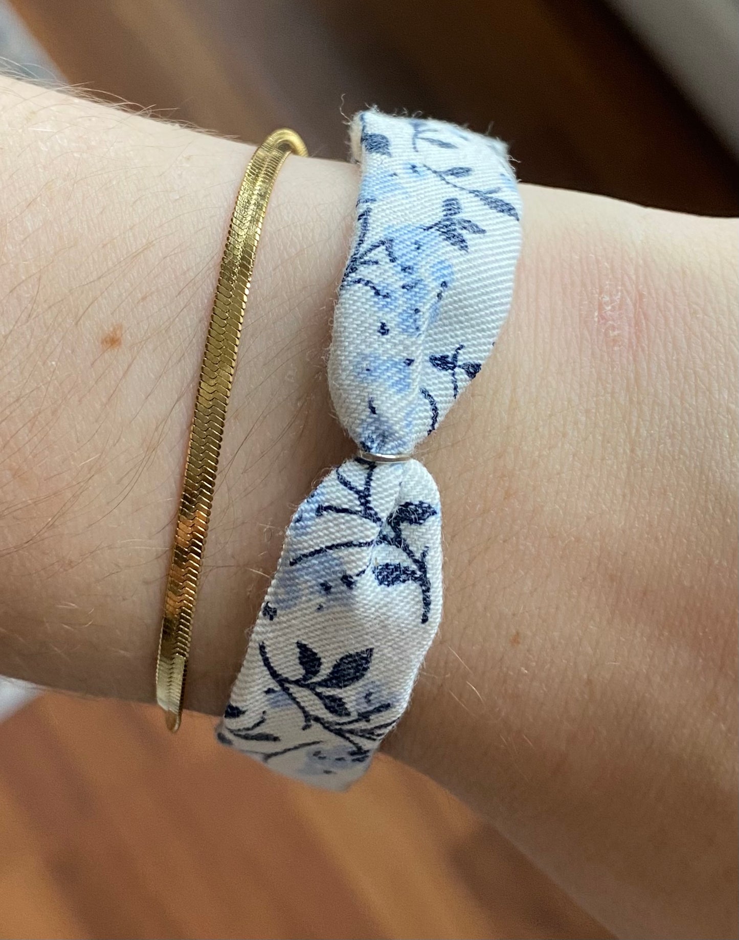 Bracelet simple blanc à fleurs bleues