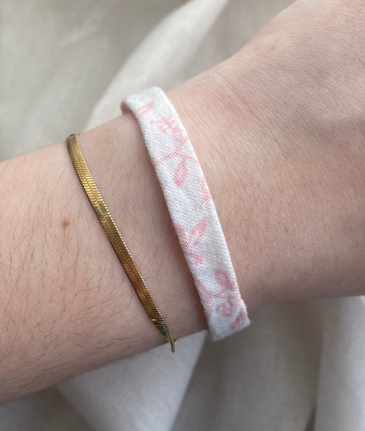 Bracelet simple blanc à fleurs roses