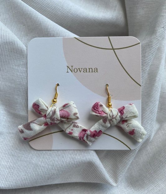 Boucles d’oreilles blanches à fleurs roses