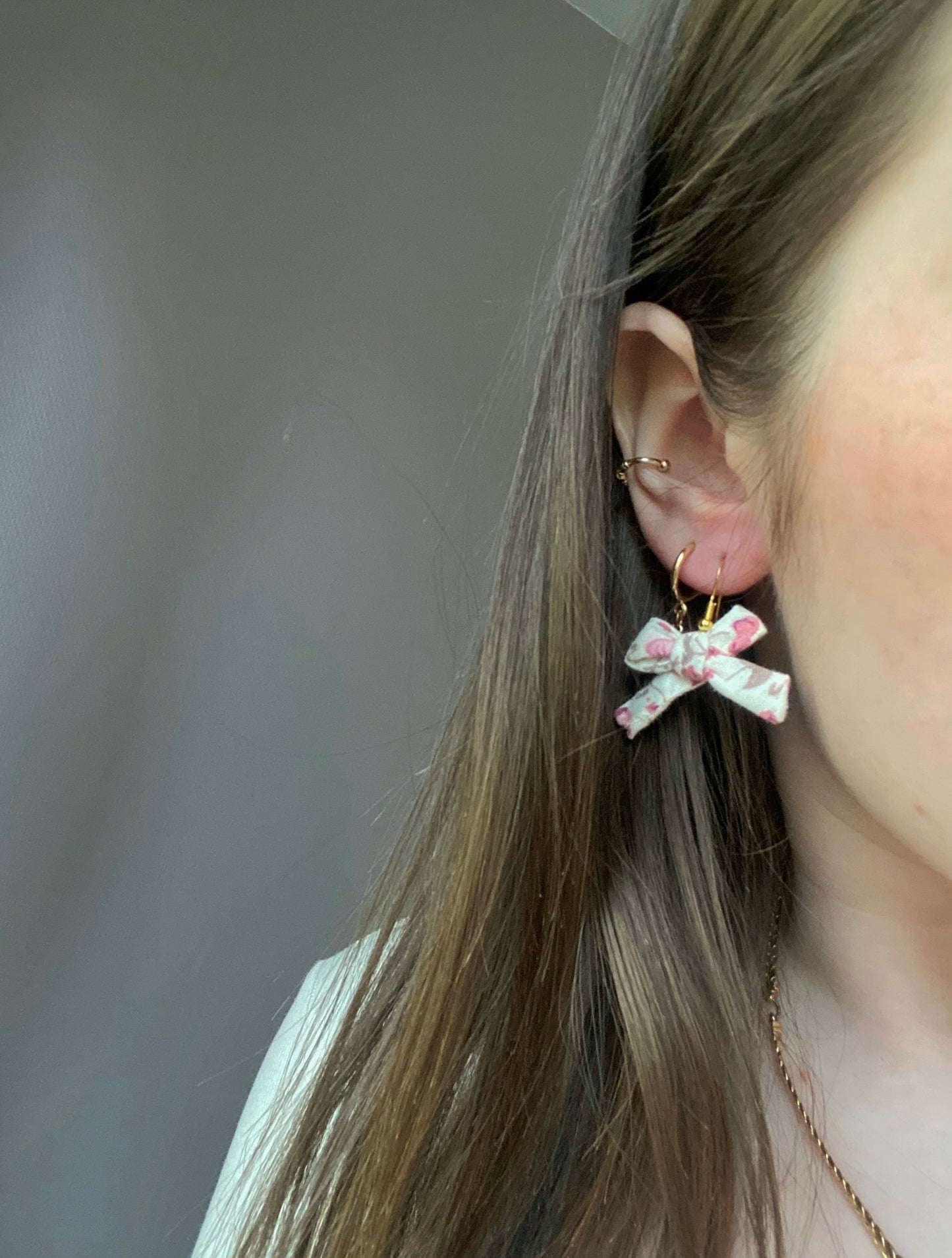 Boucles d’oreilles blanches à fleurs roses