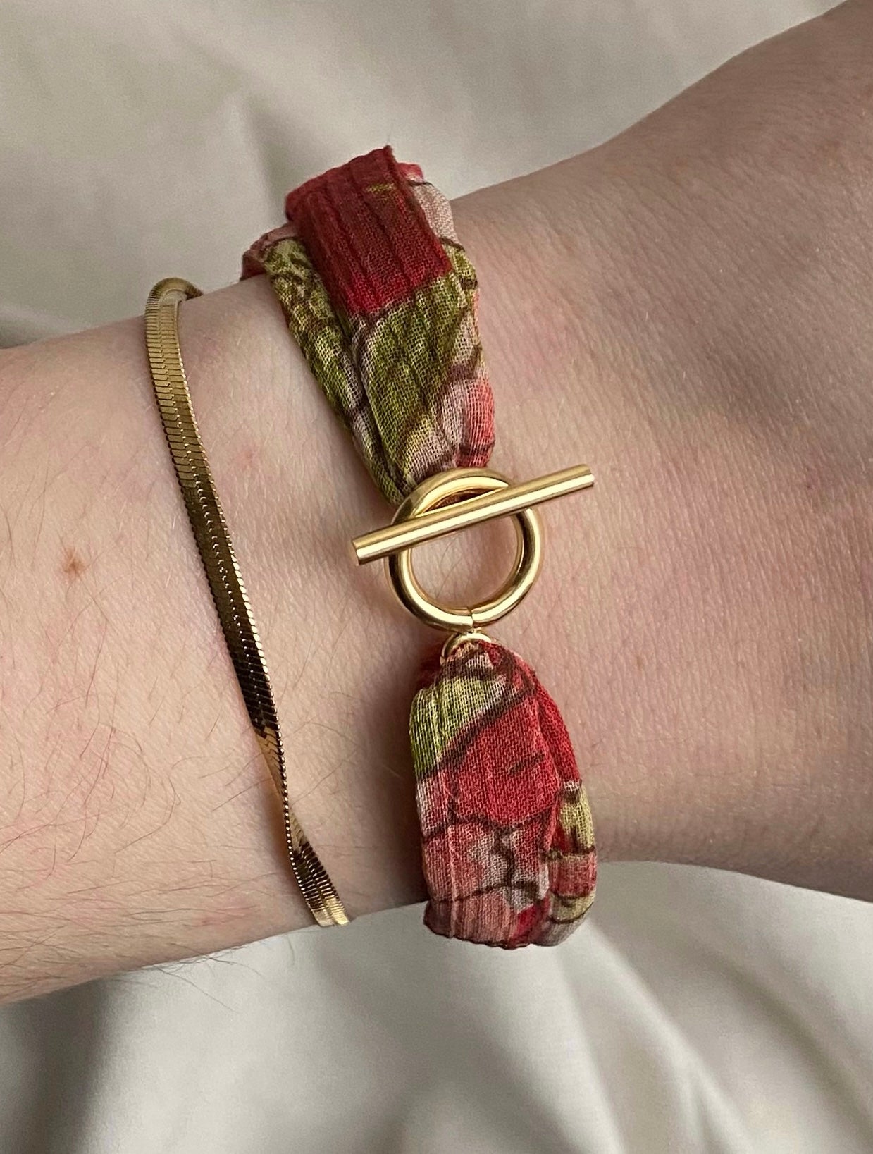 Bracelet AURORE rouge et vert à fleurs