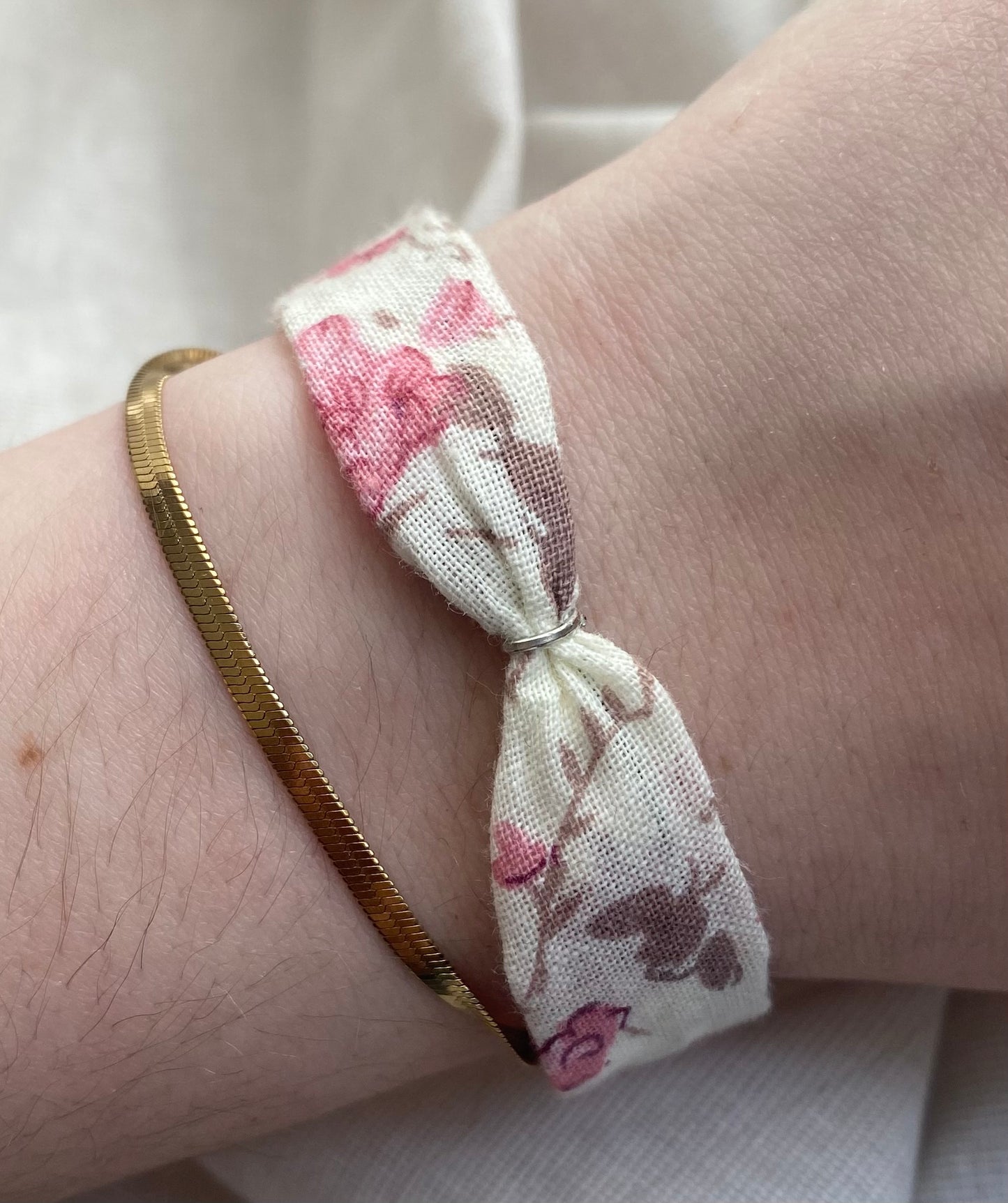 Bracelet simple blanc à fleurs roses