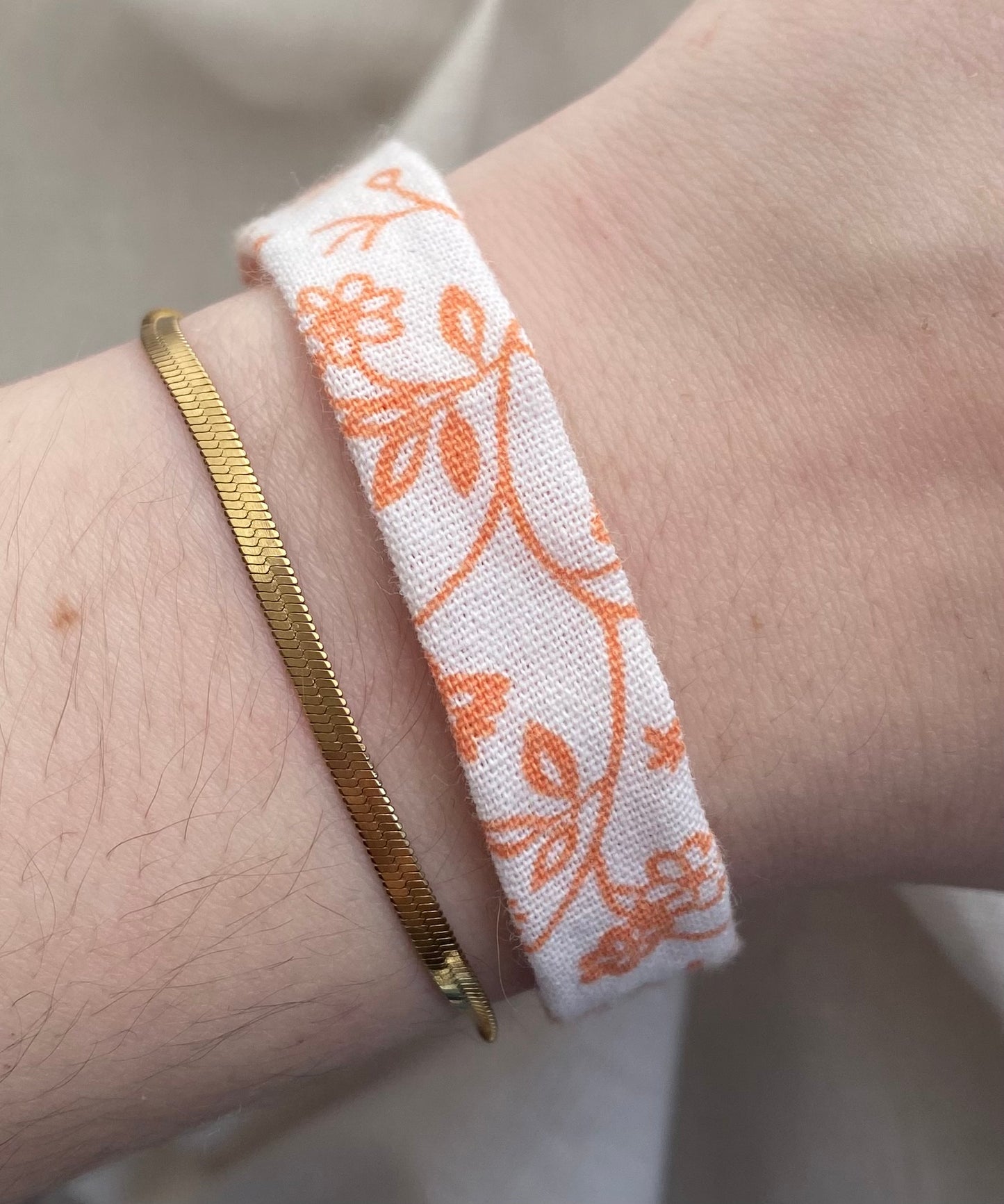 Bracelet simple blanc à fleurs orange