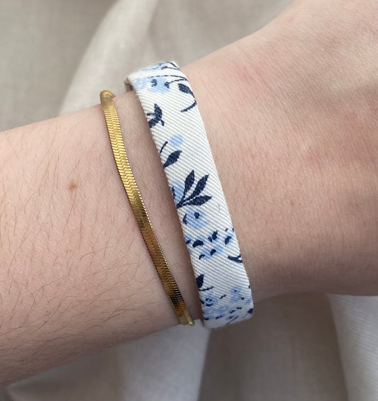 Bracelet simple blanc à fleurs bleues