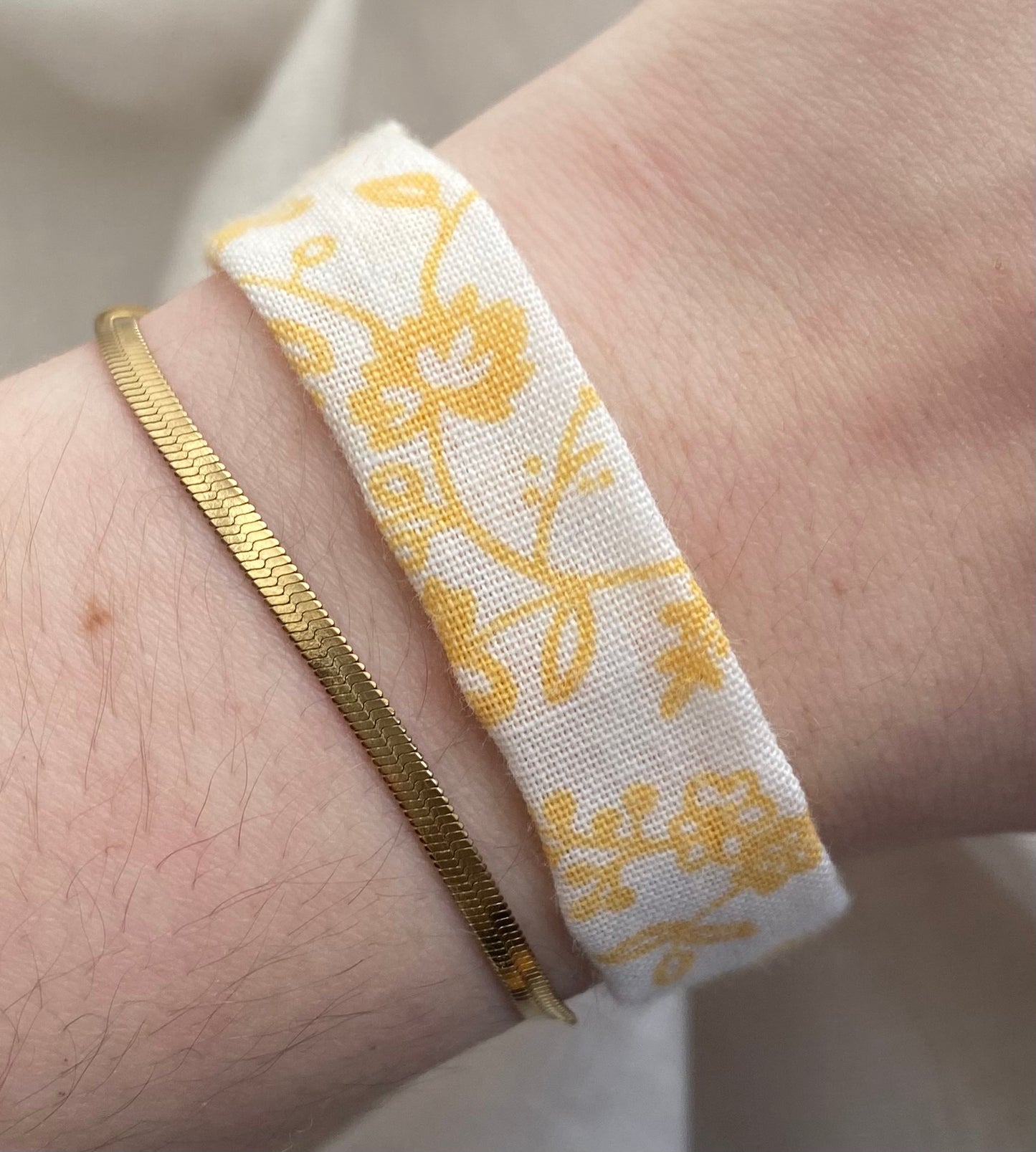 Bracelet simple blanc à fleurs jaunes