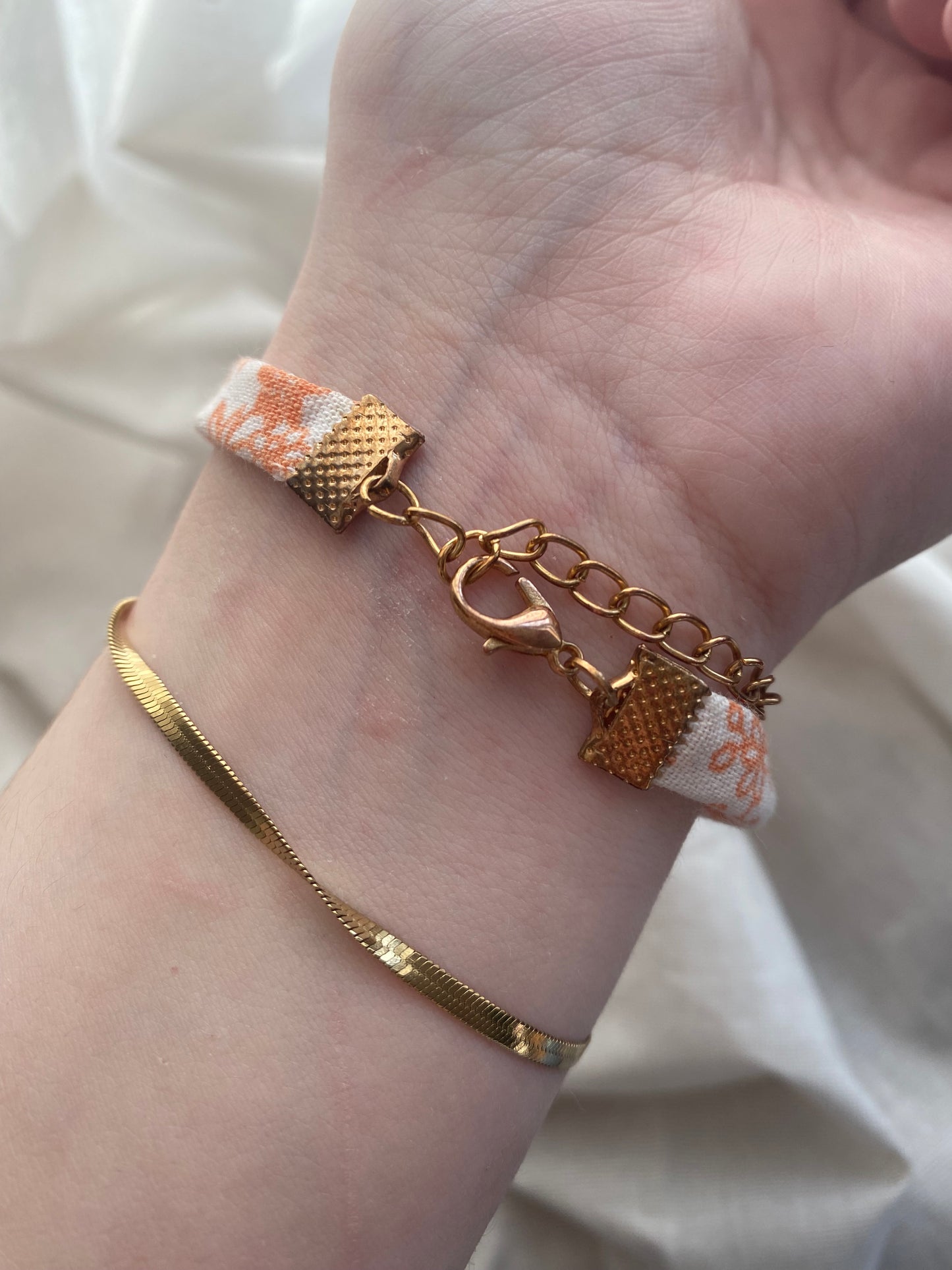 Bracelet simple blanc à fleurs orange