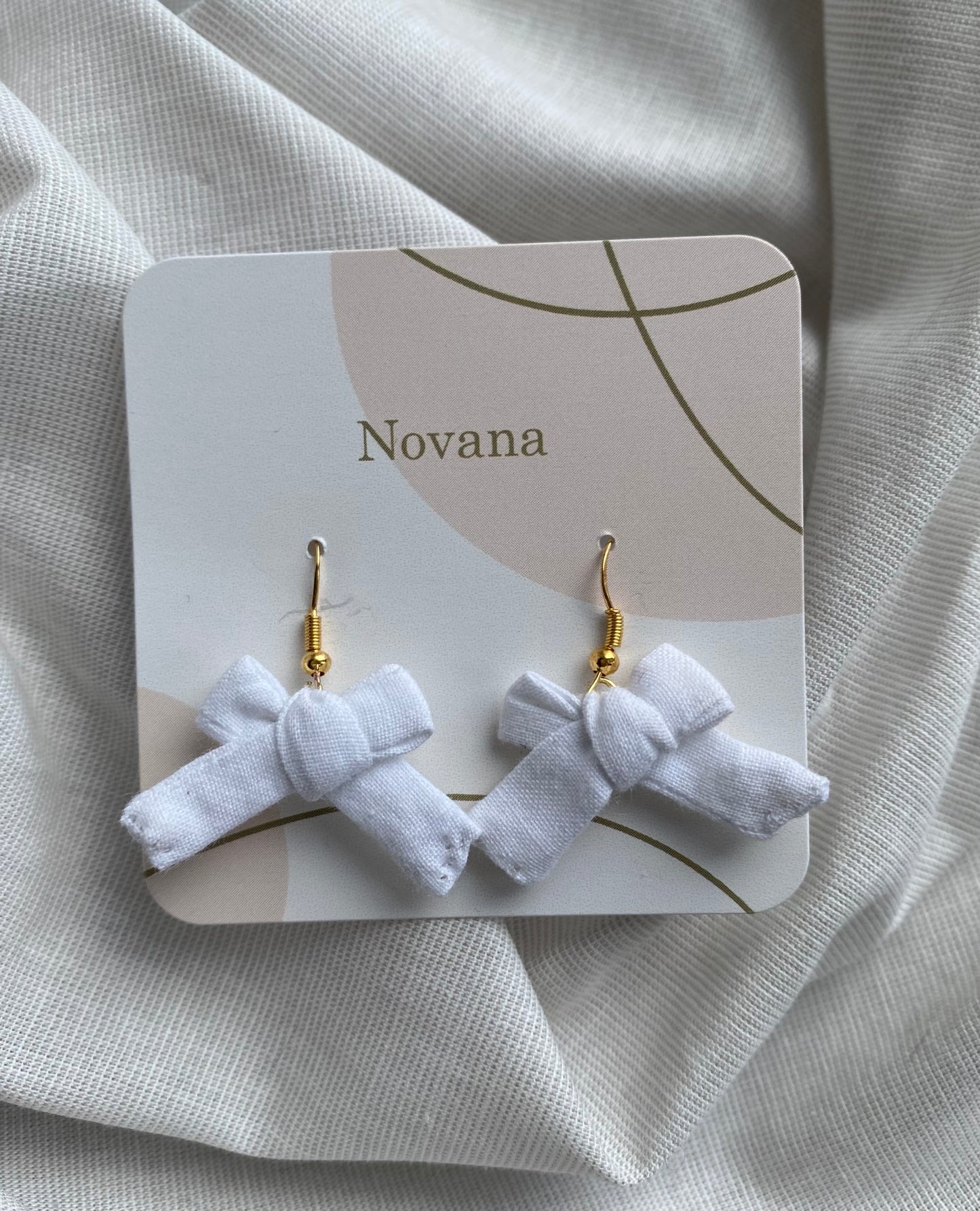 Boucles d’oreilles noeuds blanche