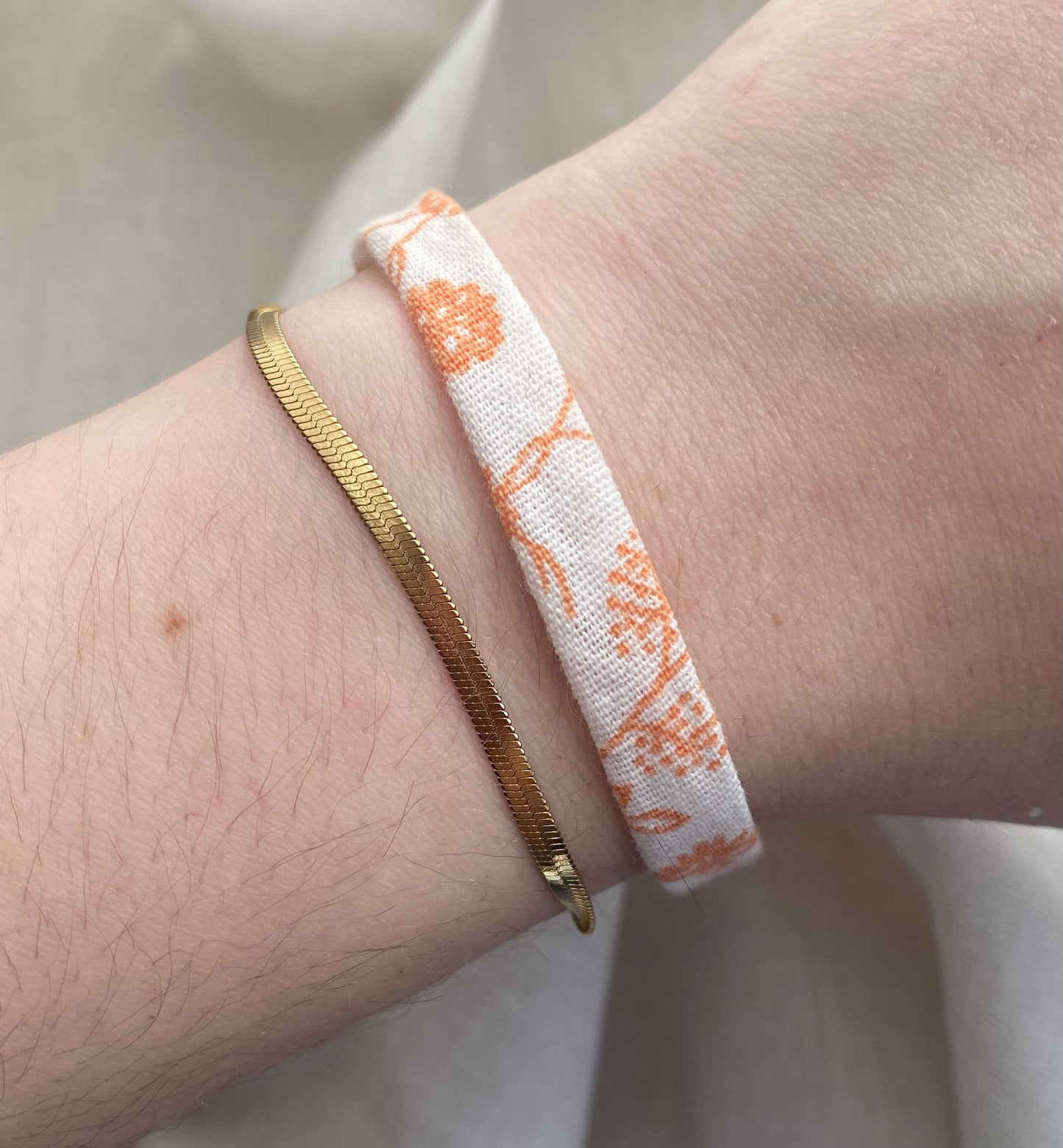 Bracelet simple blanc à fleurs orange