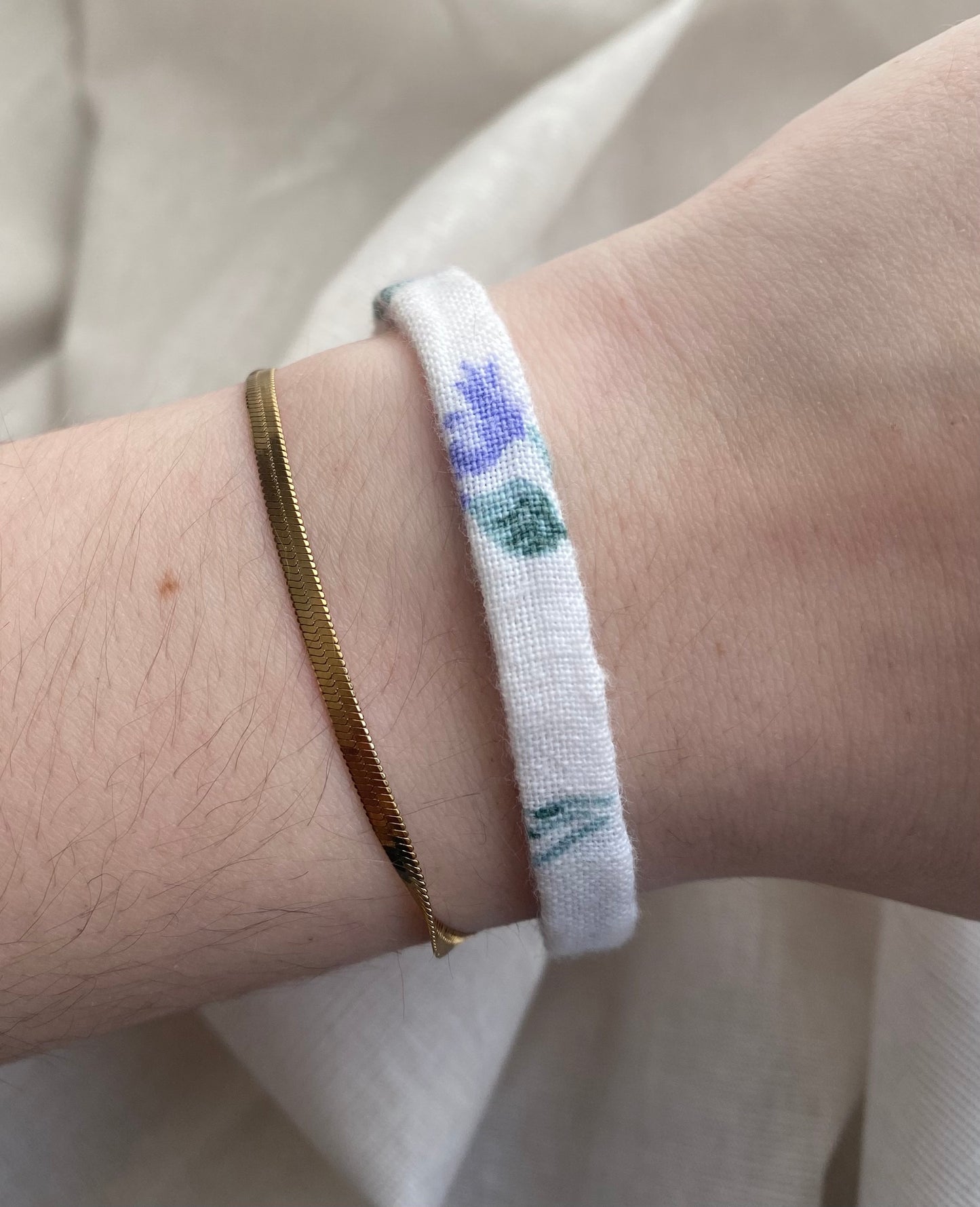 Bracelet simple blanc à fleurs lilas