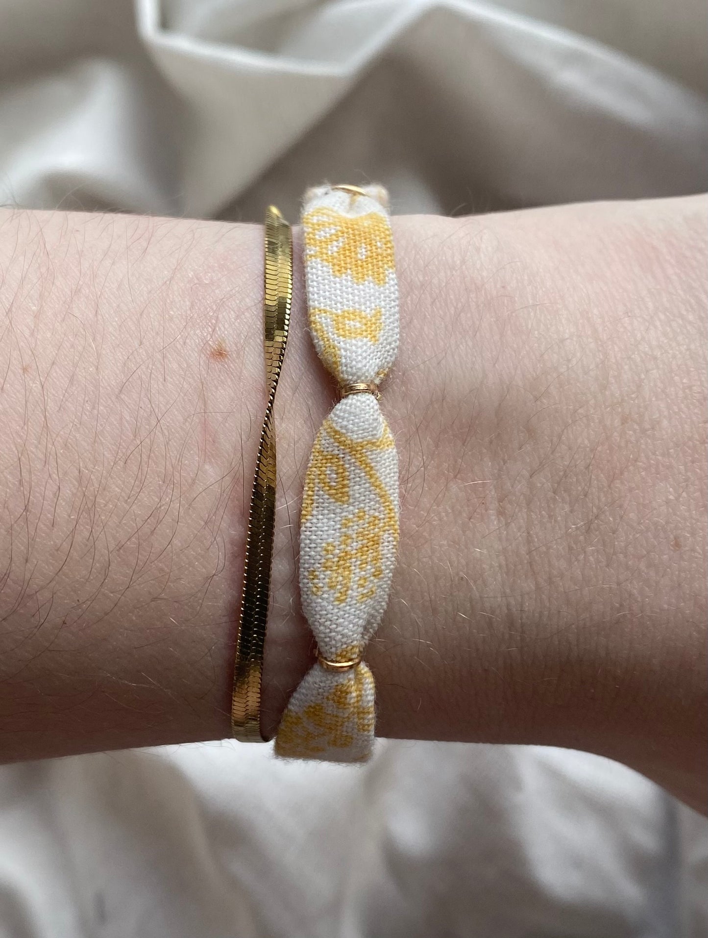 Bracelet SOFIA blanc à fleurs jaunes