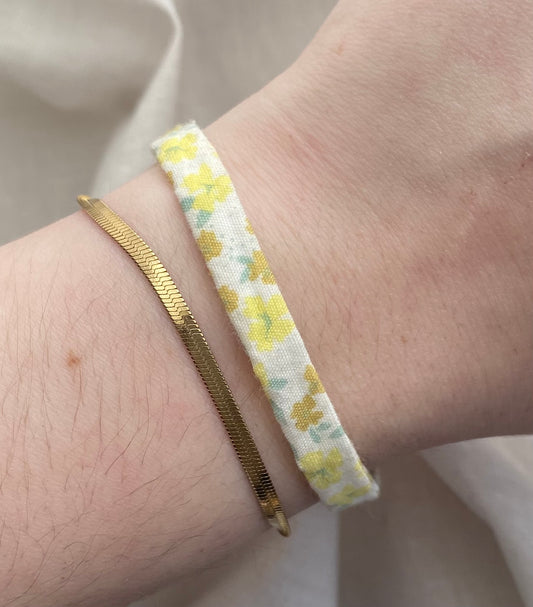 Bracelet simple blanc à fleurs jaunes