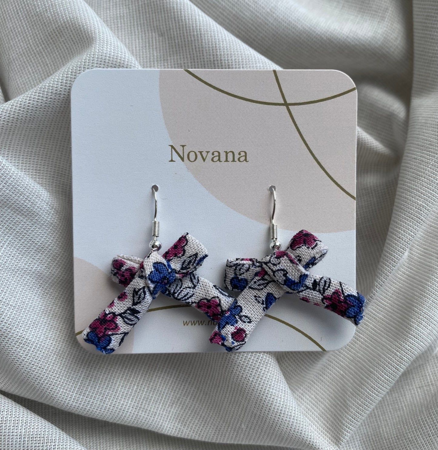 Boucles d’oreilles fleurs bordeaux et bleues