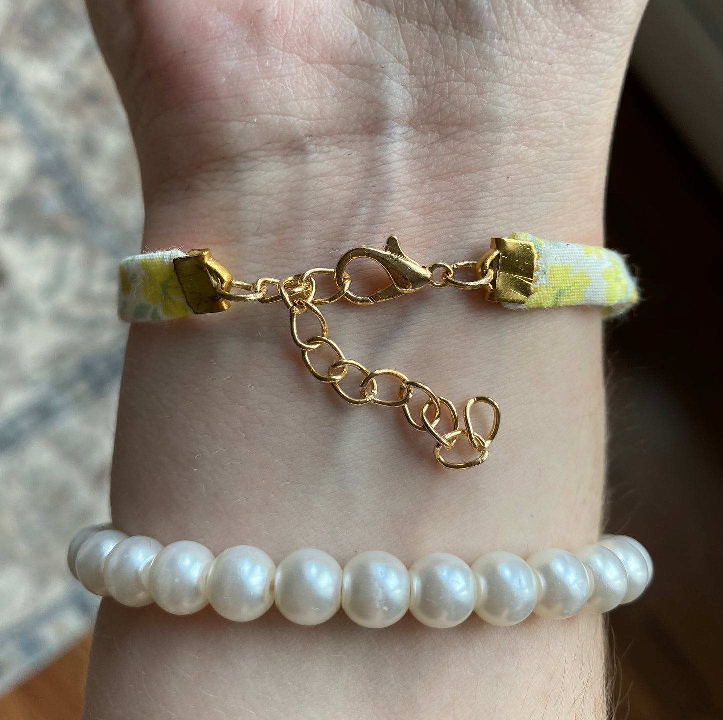 Bracelet simple blanc à fleurs jaunes