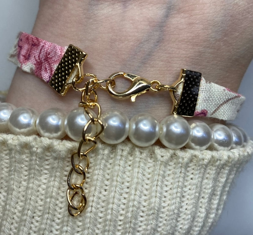 Bracelet simple blanc à fleurs roses