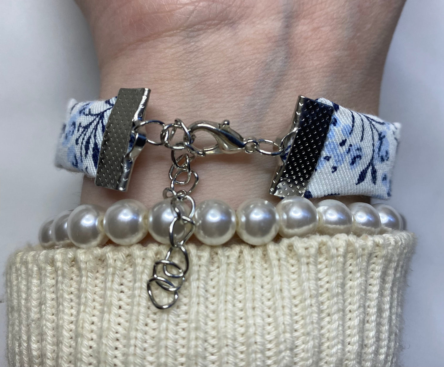 Bracelet simple blanc à fleurs bleues