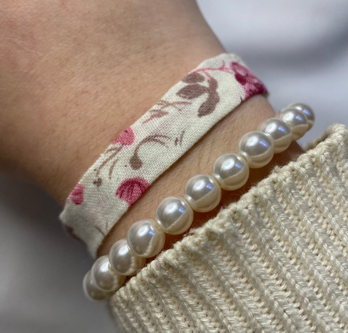 Bracelet simple blanc à fleurs roses